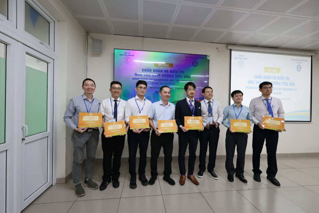 TS.BS Hồ Đăng Quý Dũng trao giấy chứng nhận cho Chủ tọa đoàn và các báo cáo viên